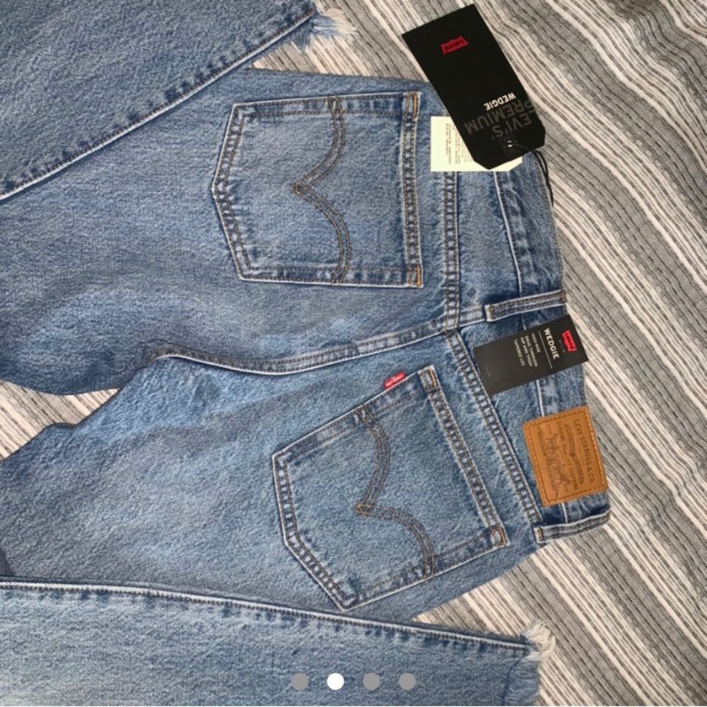 LEVI’s Wedgie Jean in “Shut Up” 💖